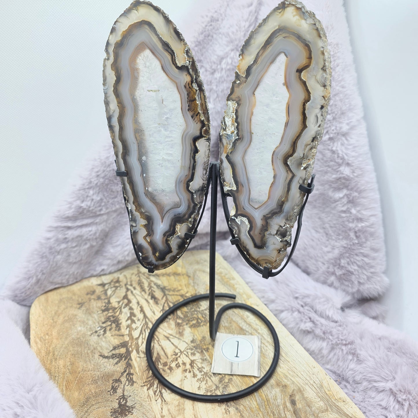 Akaattisiivut telineessä