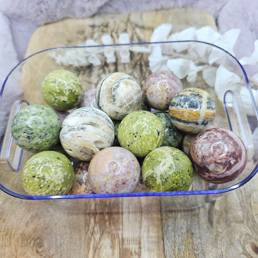 Pieni kivipallo -eri materiaaleja-