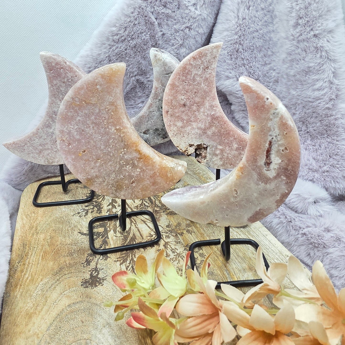 Pinkki amatistikuu telineessä