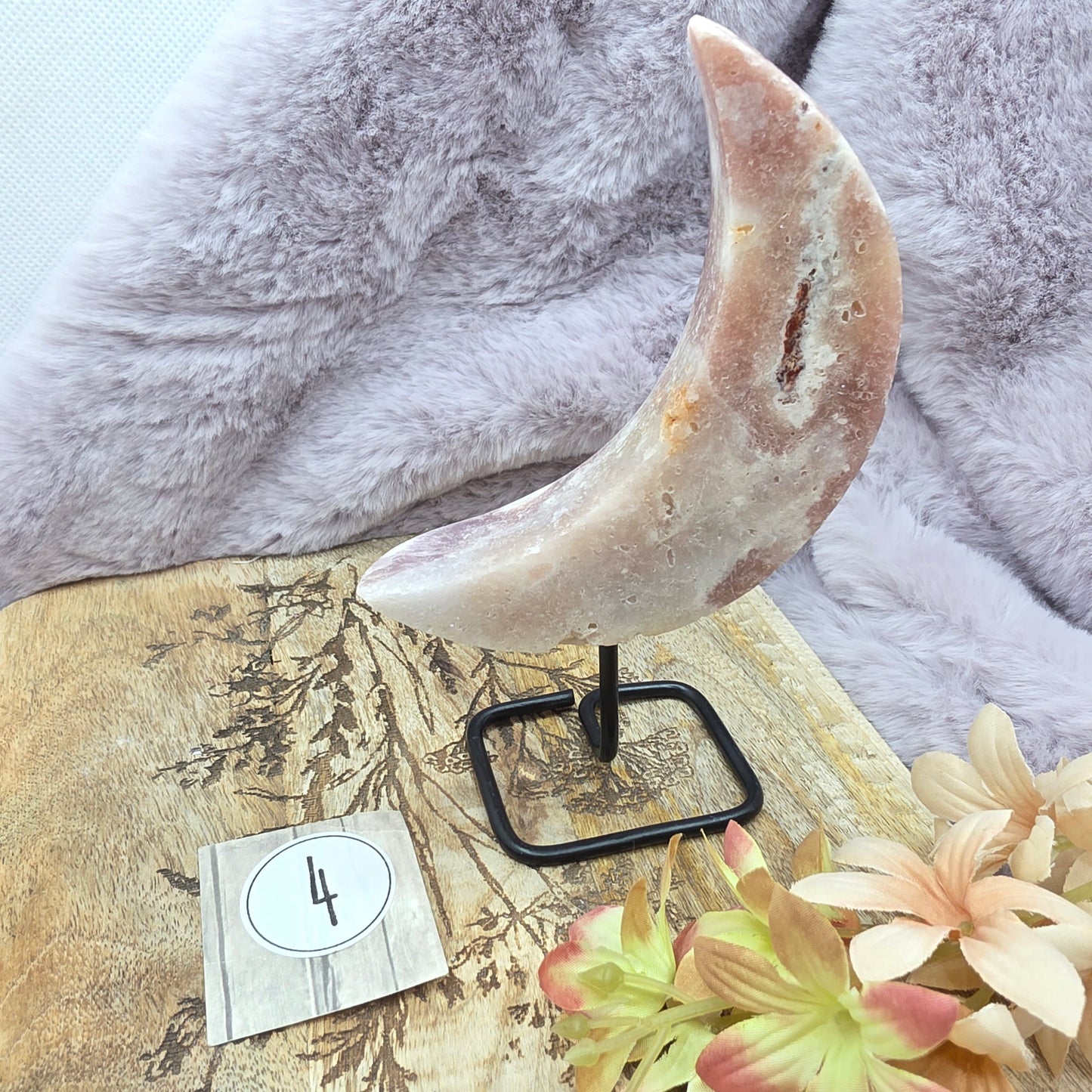 Pinkki amatistikuu telineessä