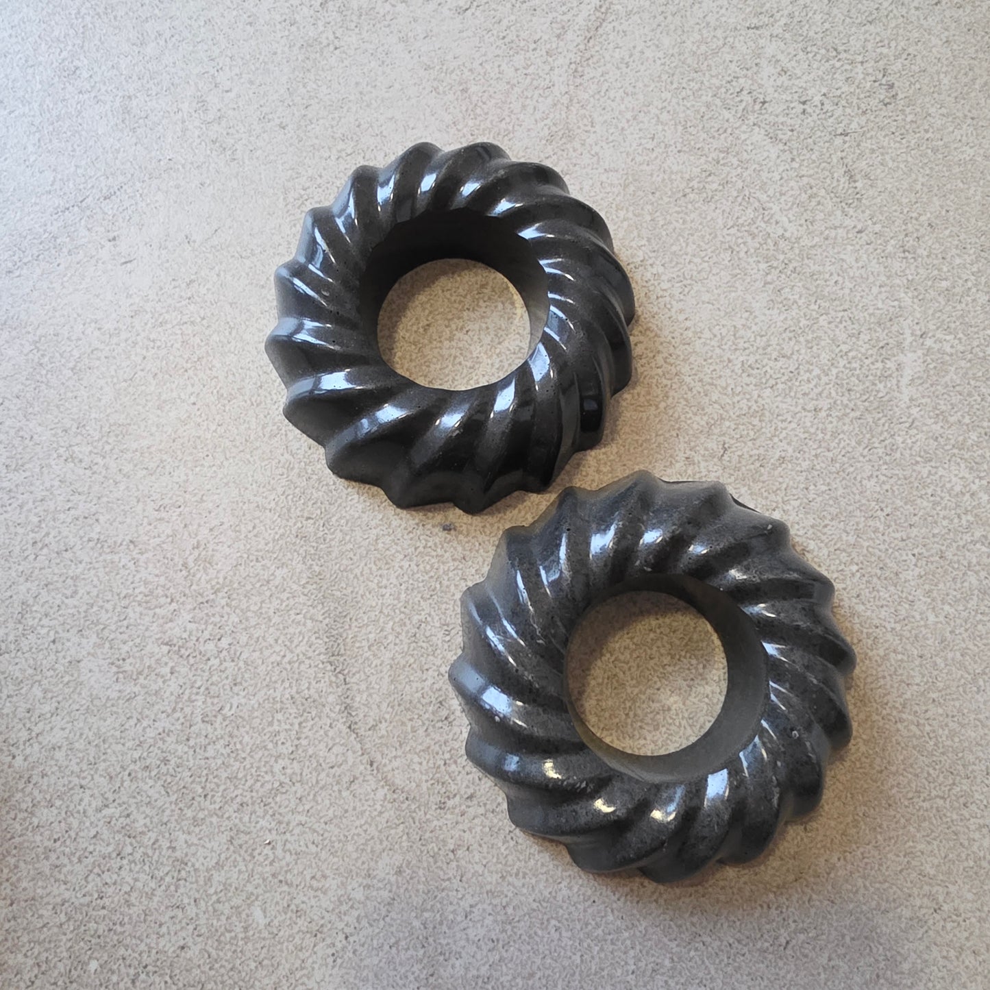 Palloteline isommalle kivipallolle