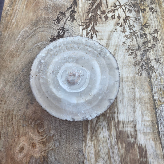 Akaattigeodin puolikas