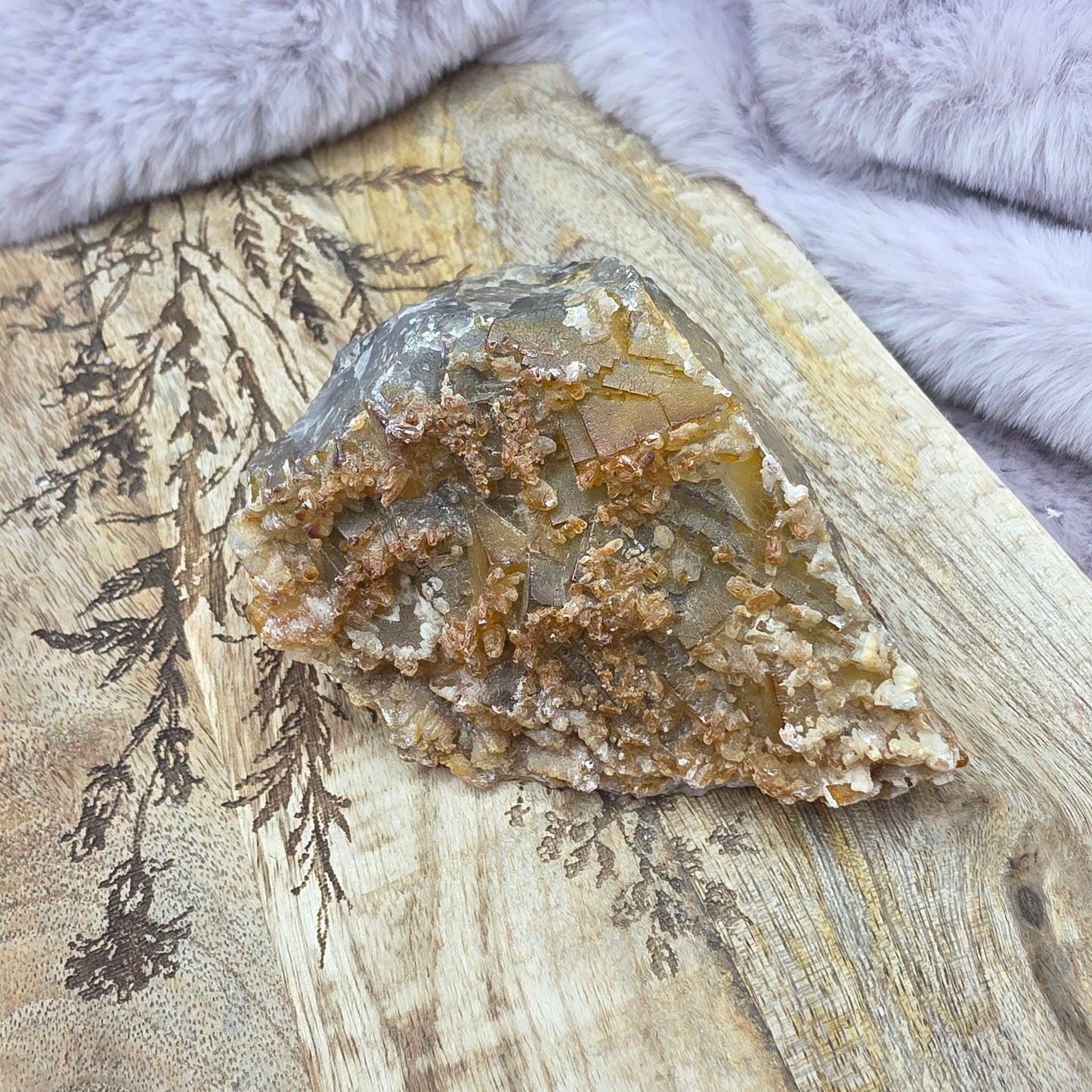 Rautafluoriitti kalsiittihuurteella