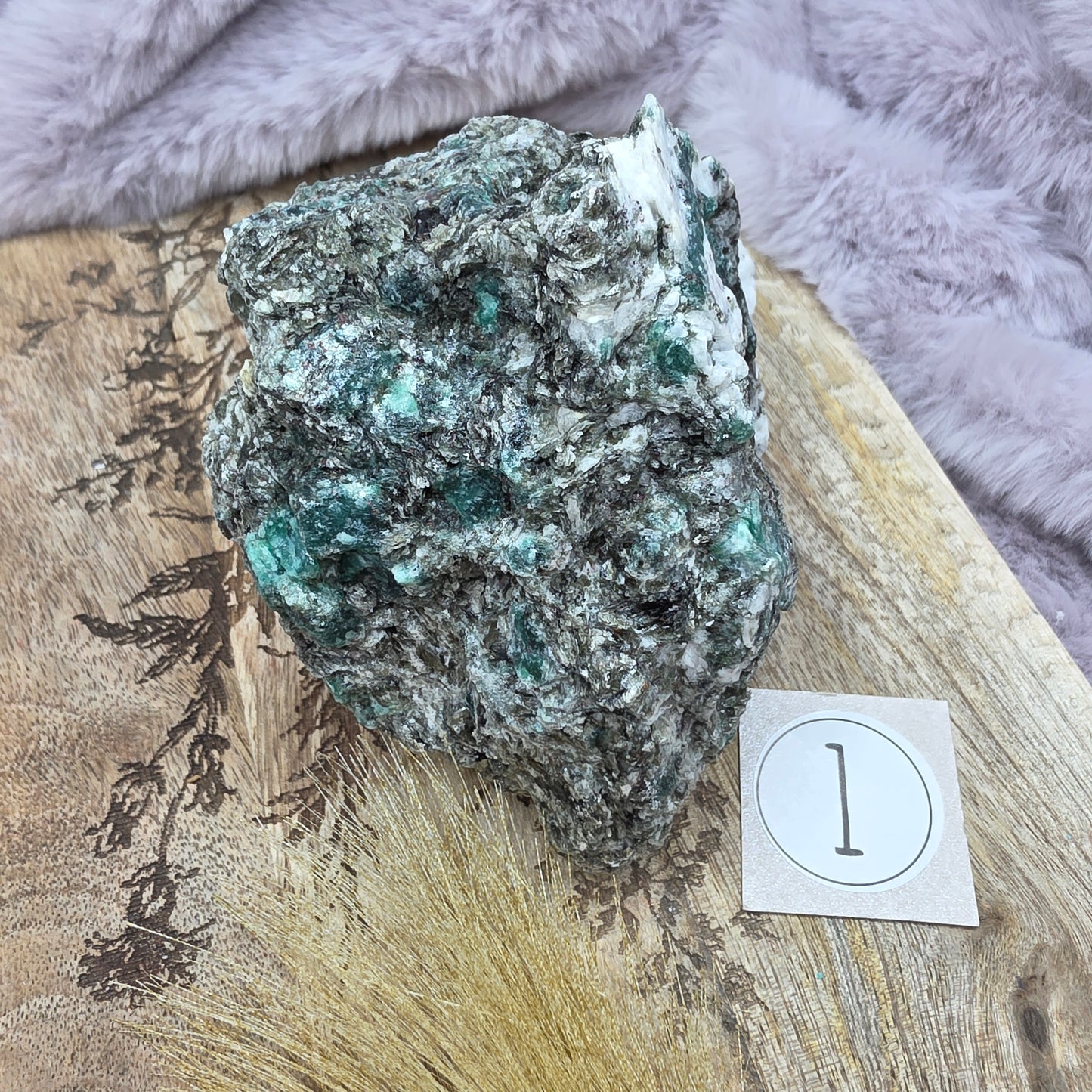 Smaragdi/mica "Mutokolite" clusteri