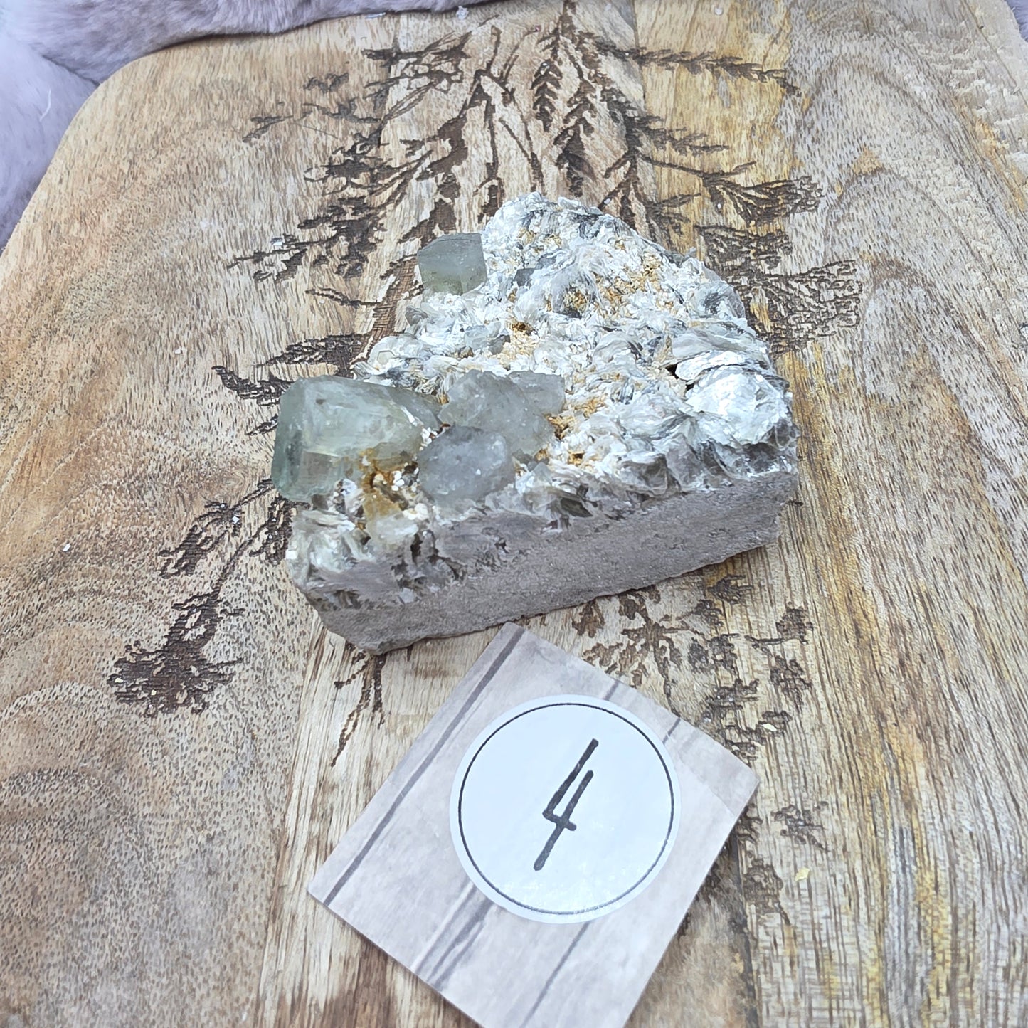 Aquador/mica clusteri