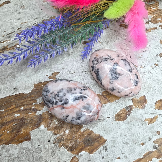 Pinkki seeprajaspis kämmenkivi
