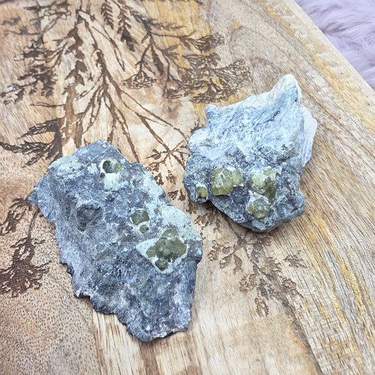 Grossulaari granaatit emokivessä