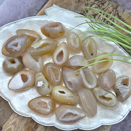 Akaatti "druzy" muna