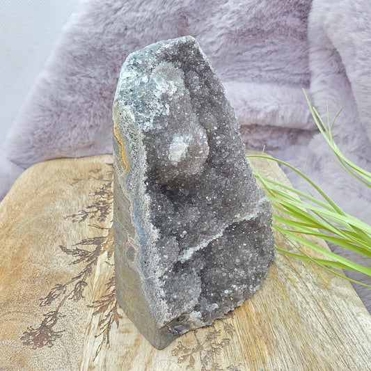 Harmaa ametisti "cut base"