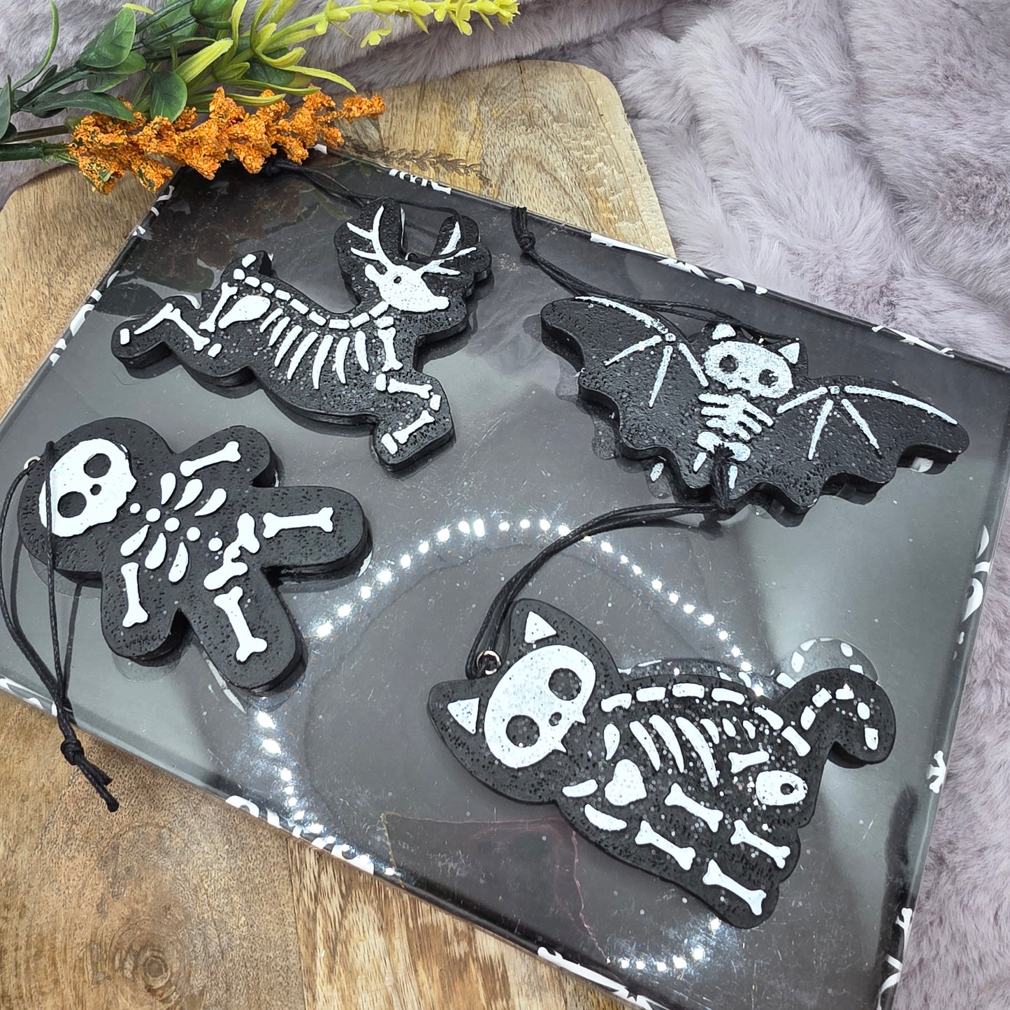 Kuusenkoristeet rasiassa -luurangot-