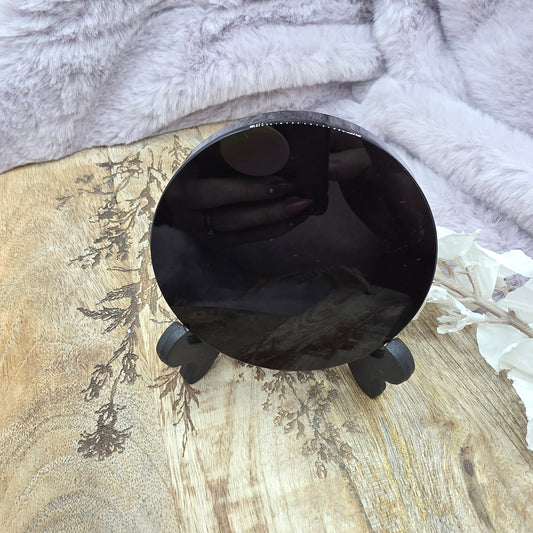 Mustapeili telineellä