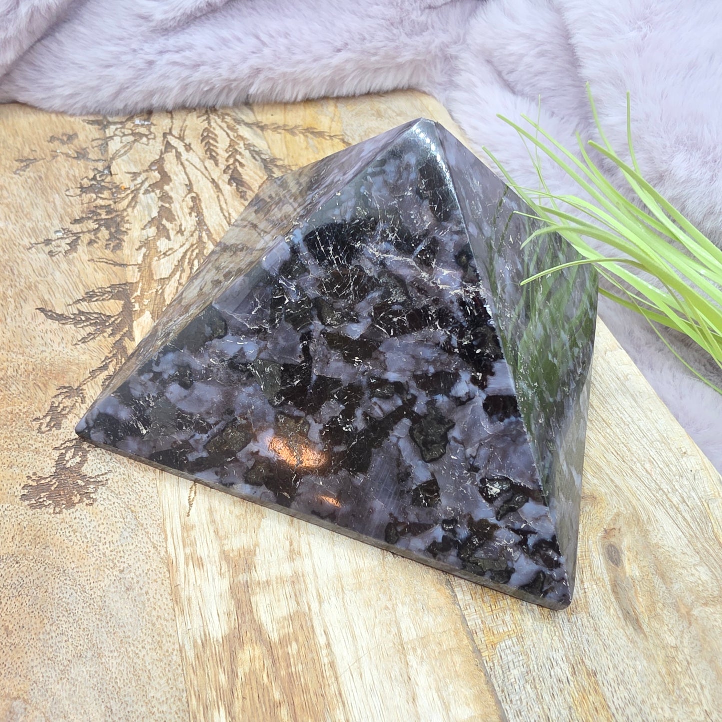 Indigo gabbro pyramidi 2lk.