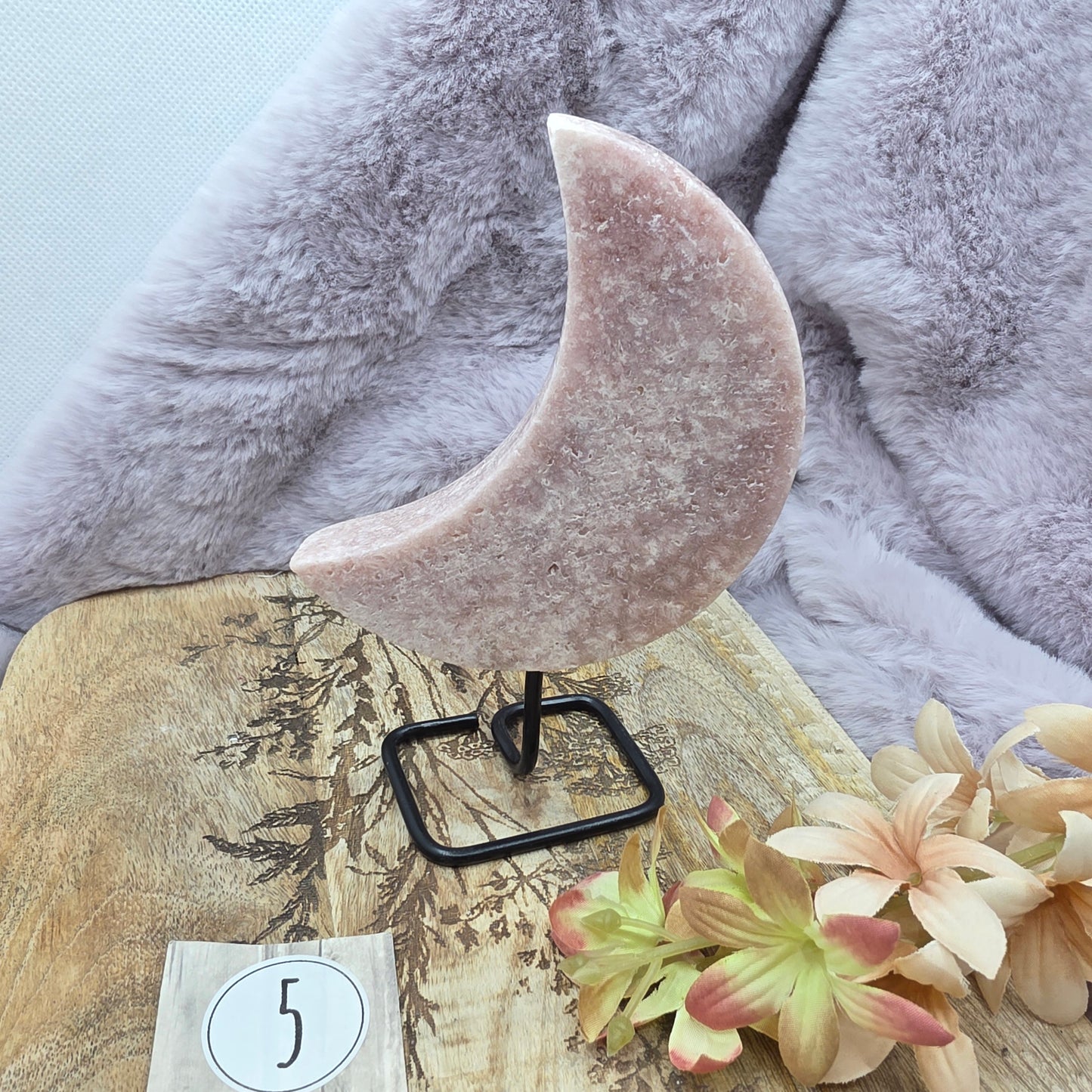 Pinkki amatistikuu telineessä