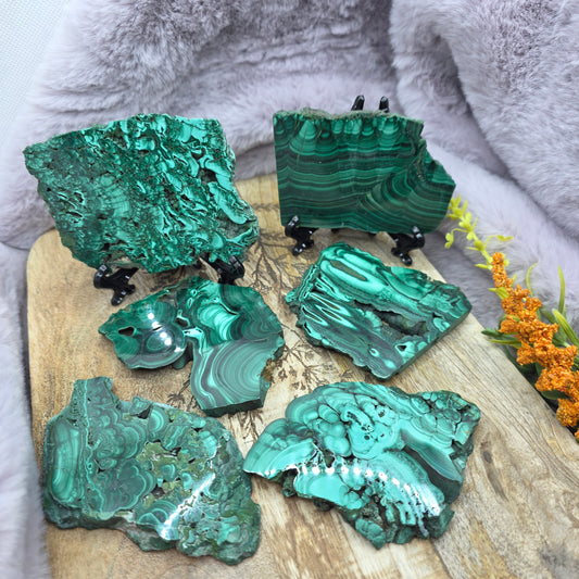 Malakiitti släbi telineessä