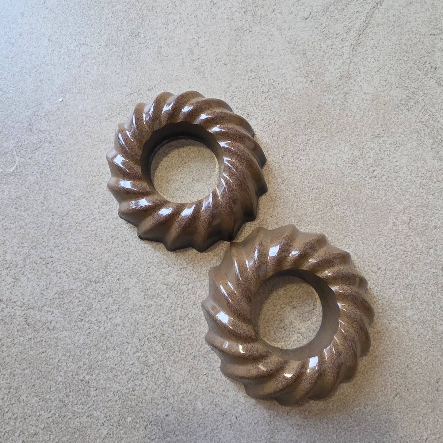 Palloteline isommalle kivipallolle