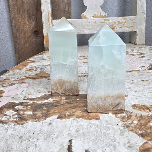 Pistaasikalsiitti "icy" torni