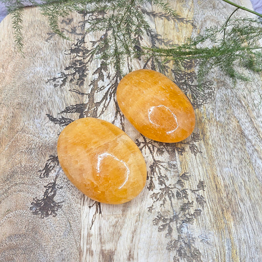 Appelsiinikalsiitti kämmenkivi
