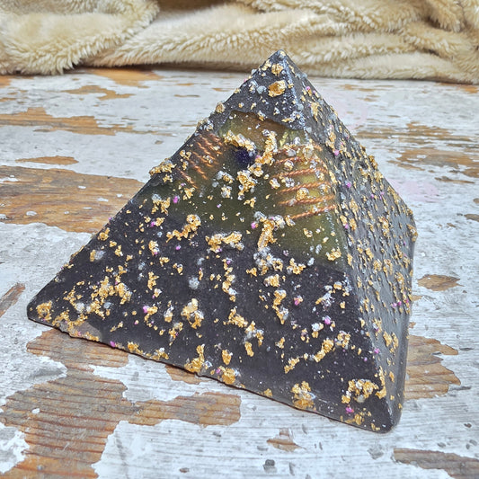 Energiageneraattori pyramidi (muovi)