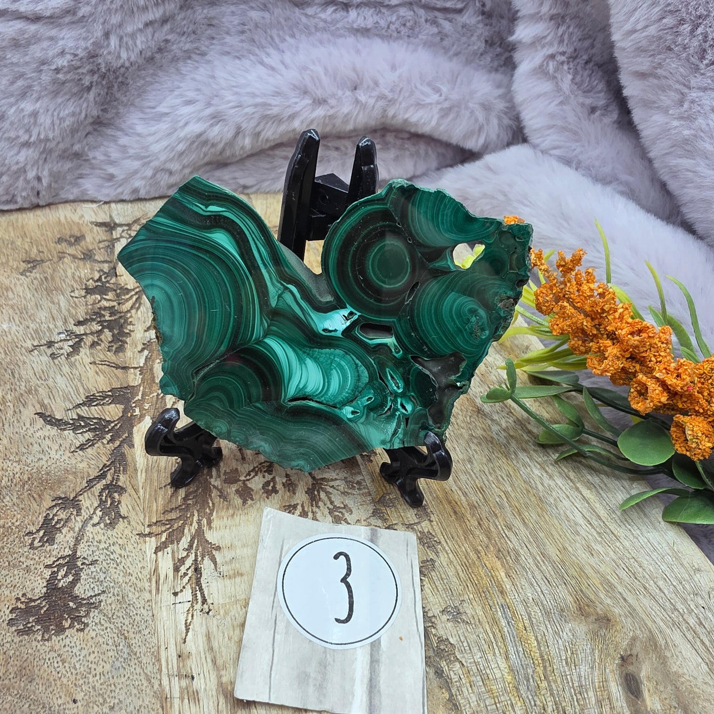 Malakiitti släbi telineessä