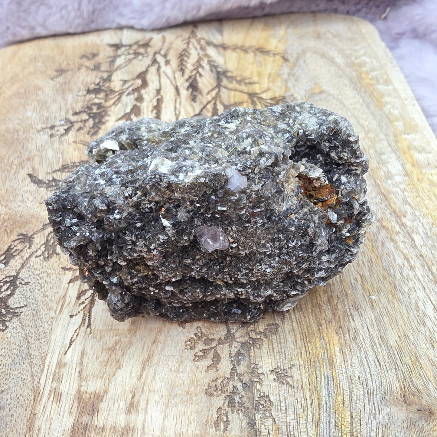 Pinkki apatiitti/micaa emokivessä