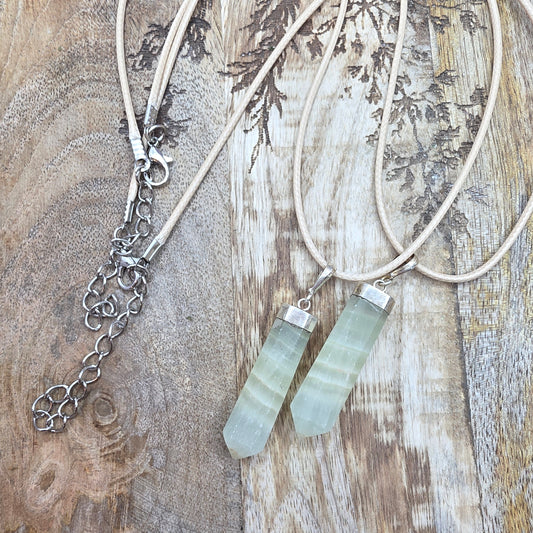 Pistaasikalsiitti kaulakoru